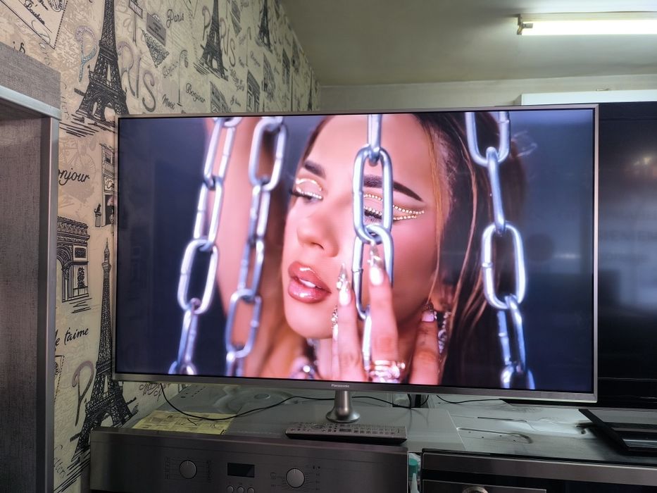 Телевизор Panasonic TX43GXX939 - смарт тв. 43 инча.