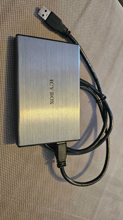 Vand HDD HGST (Hitachi) 1Tb + IcyBox (se poate conecta prin USB)