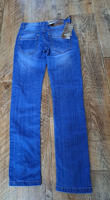 Новые подростковые джинсы.