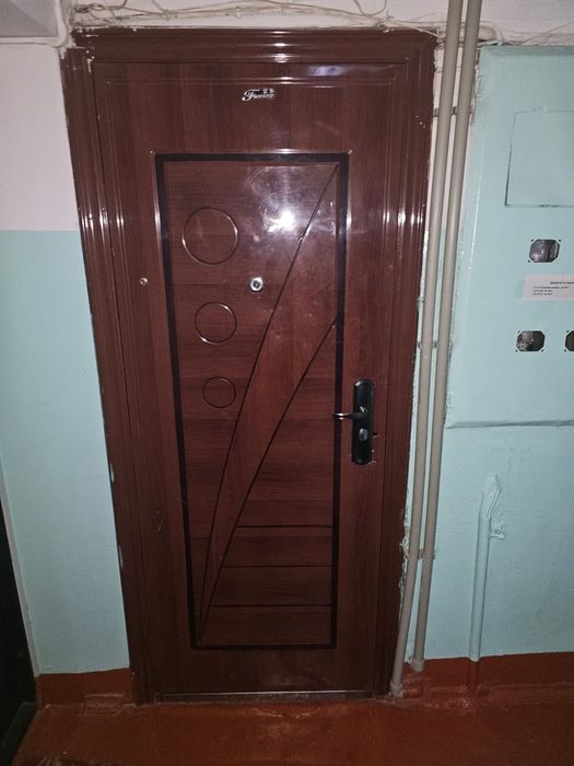 Продам бэушную железную дверь