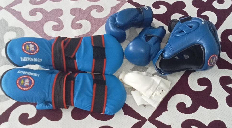 Таэквондо амуниция шлем перчатки