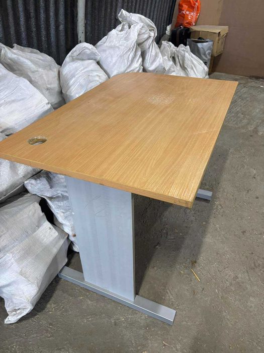 Бюро (с отвор за кабели или без)