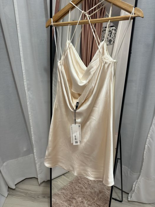 Rochie crem deschis / oyster satinat tip furou cu spatele gol Zara S