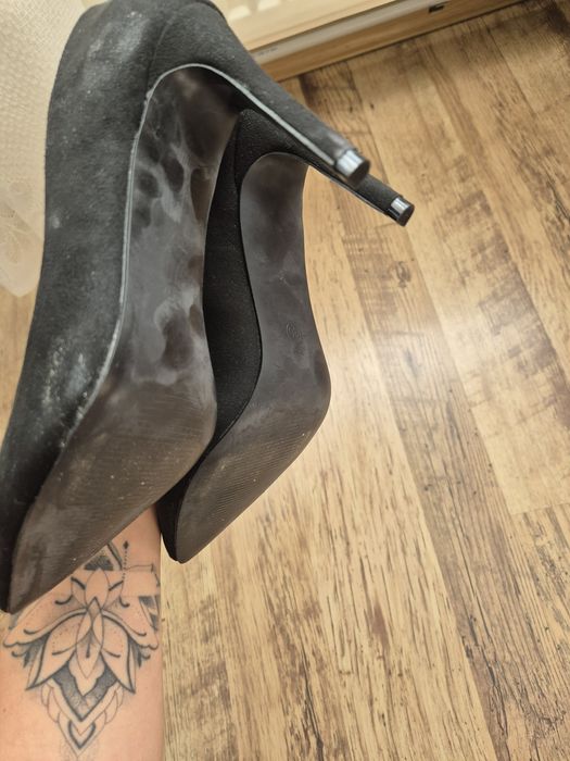 Чисто нови обувки на прав  ток