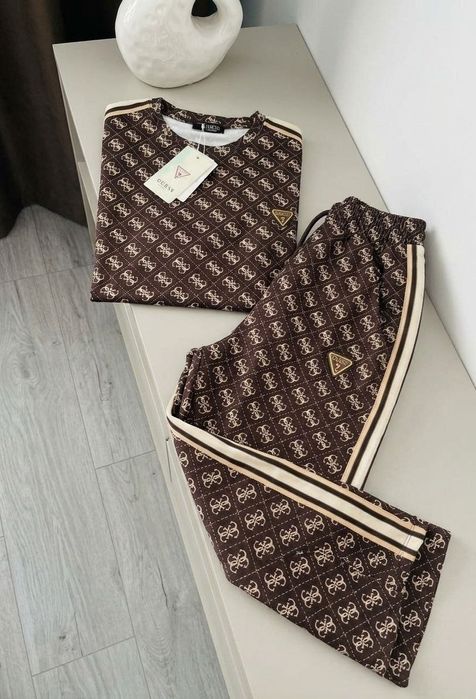 Compleu Guess 
Marimi L
Pret 260