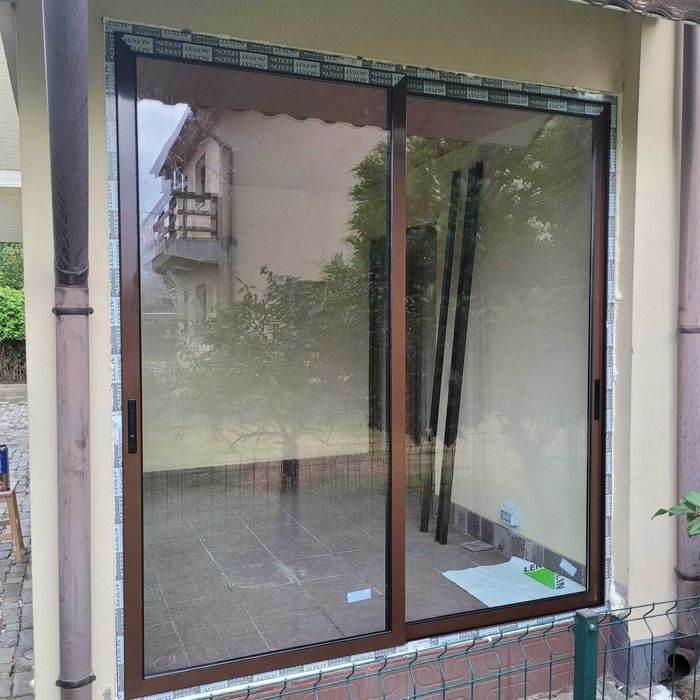 Închideri terase cu sisteme glisante din aluminiu