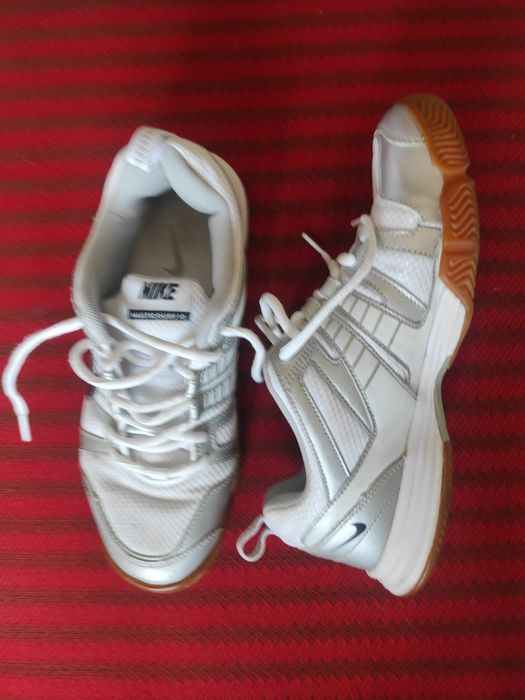 Adidași  NIKE, foarte practici, comozi și rezistenți.
Numarul 41.
