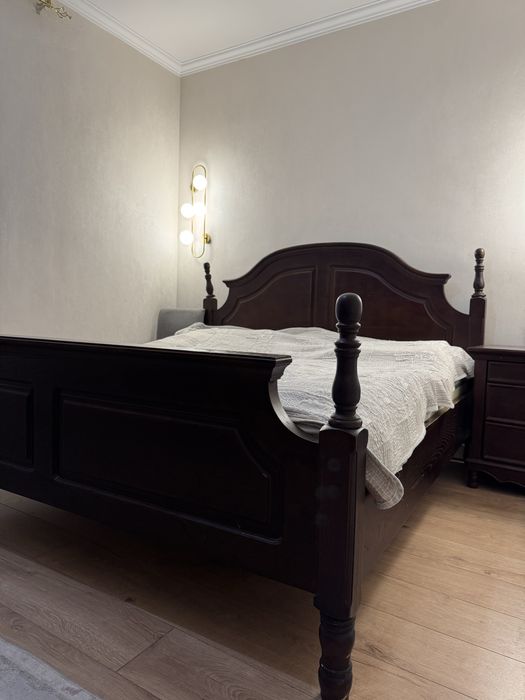 Кровать и шкаф из натураньного дерева