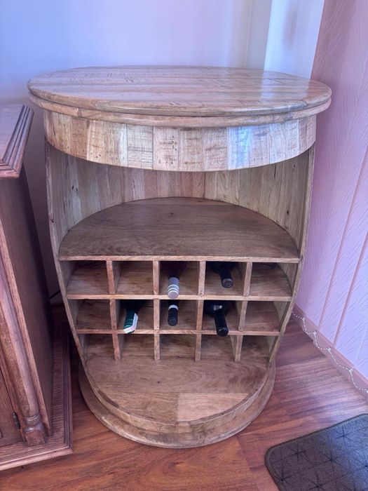 Чисто нова бар маса под формата на красива бъчва