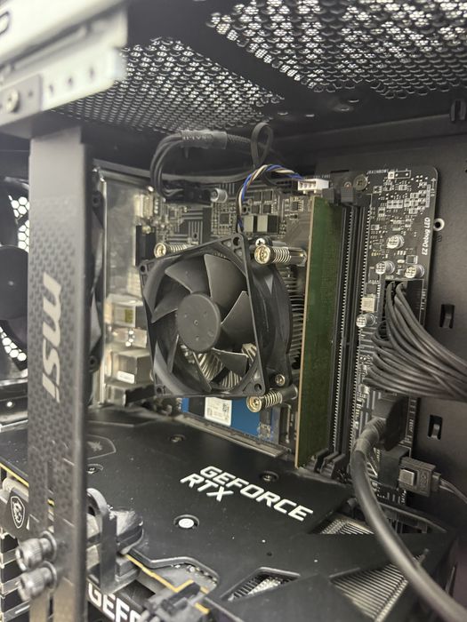 Vand pc gaming detalii in descriere