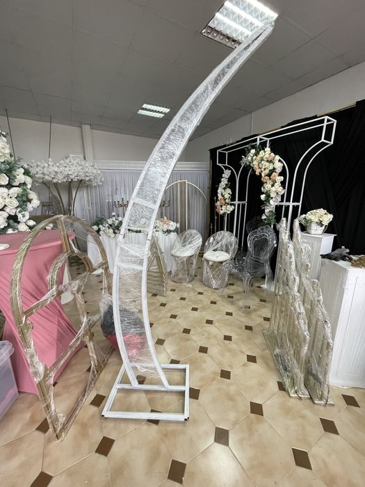 Трон за къна с маса и две табуретки