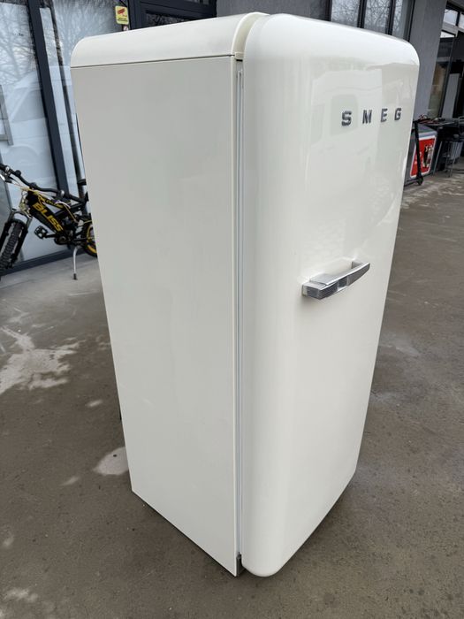 Бежов хладилник с камера SMEG