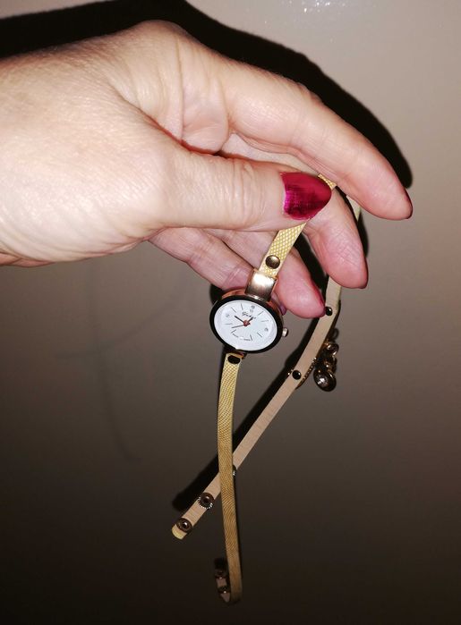 Дамски часовник-гривна