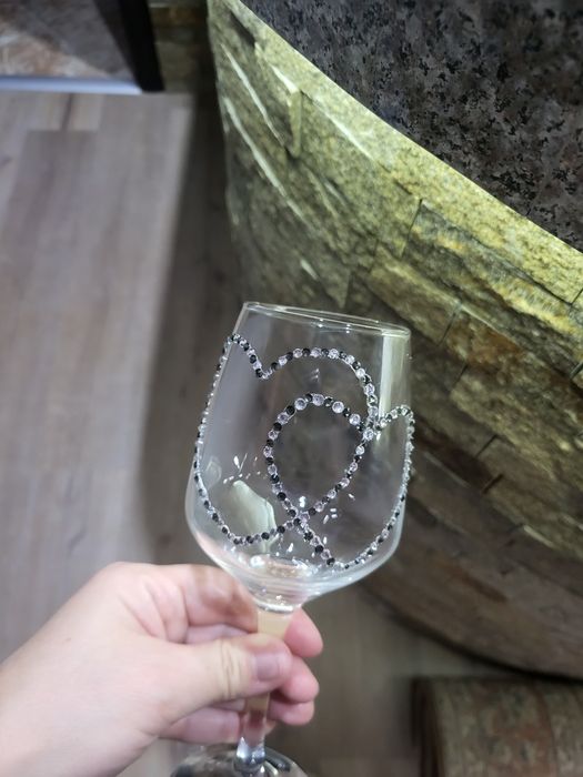 Чаша за вино с камъни и буква