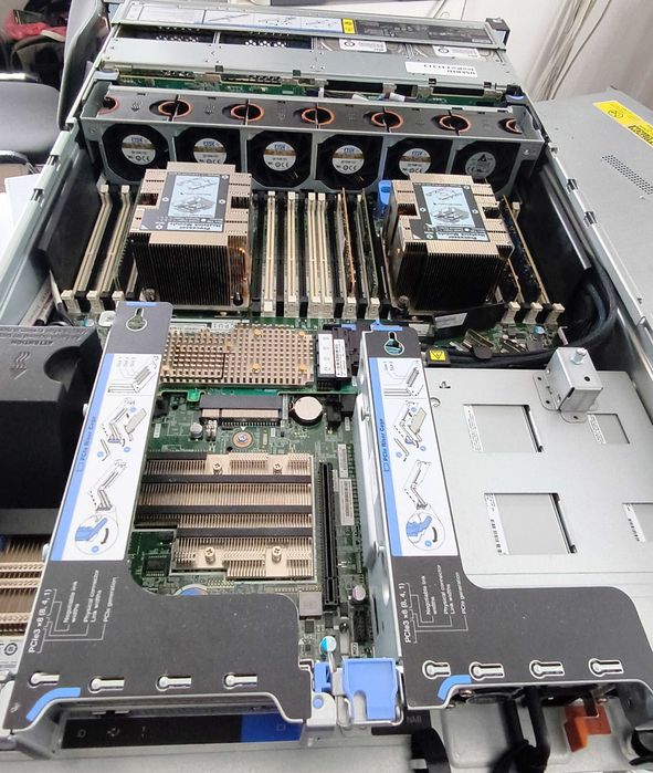 Сървър Lenovo ThinkSystem SR650 12LFF 2*Xeon Gold 6230 64GB 930-16i