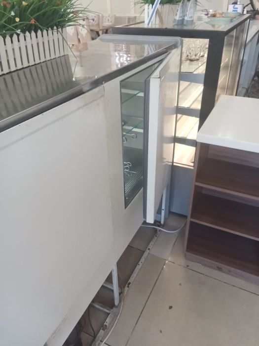 Продам Витриный холодильник