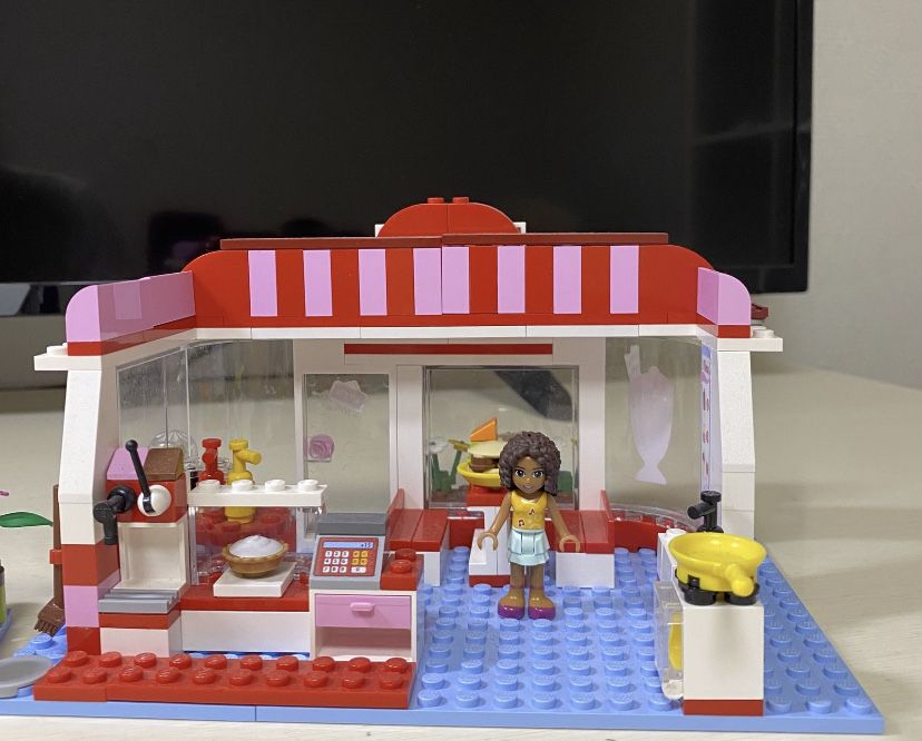 Продам Lego Friends Cafe