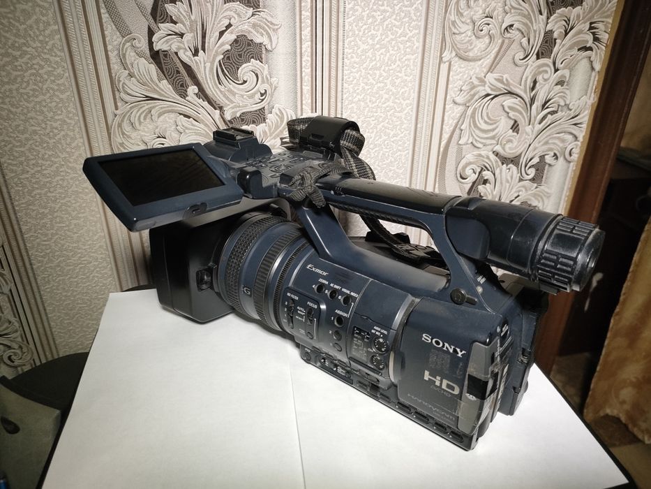 Видеокамера SONY AX 2000