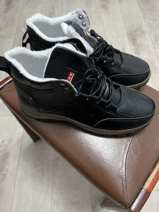 Продам ботинки новые.