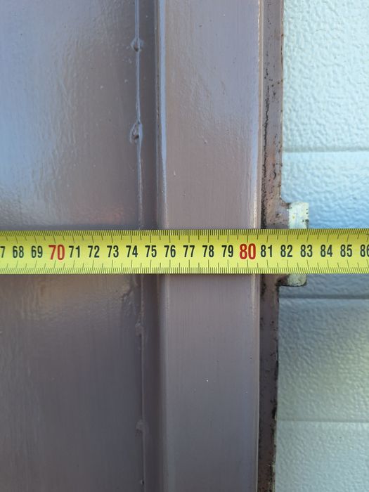 Масивна метална врата с брава и каса