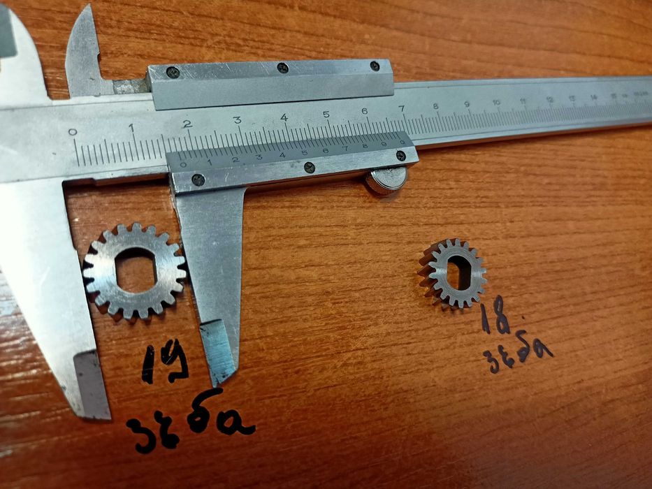 Зъбни колела метални, зъбчатки 18 и 19 зъба.