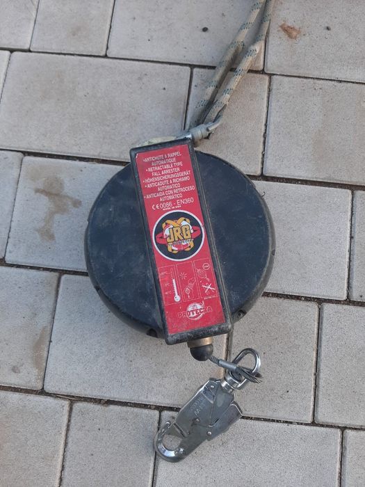 Инерционная катушка для строителей высотных работ