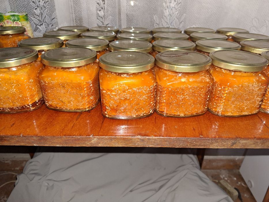 Рыбные консервы с овощами.