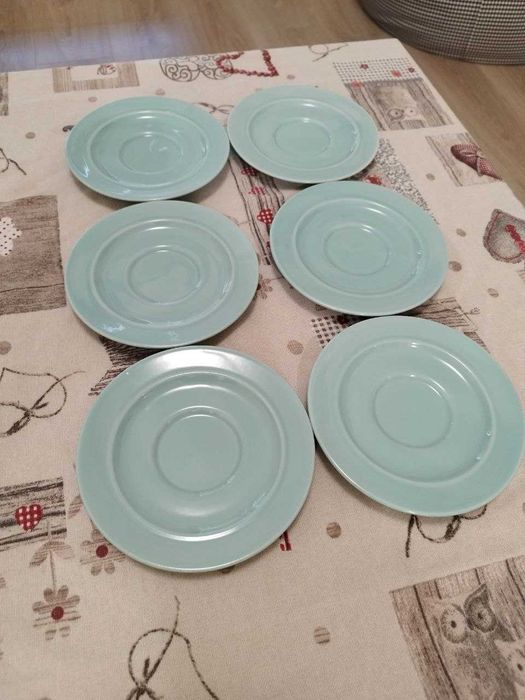 Два порцеланови сервиза за хранене