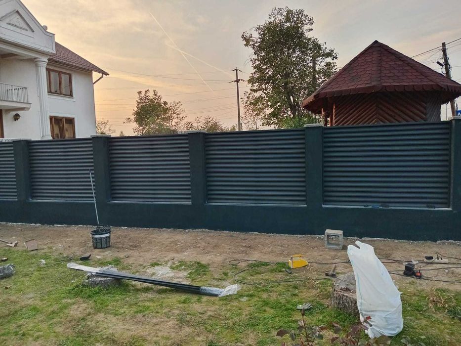 Construim la comanda dvs. garduri si porti din:
- panouri stil jaluzea