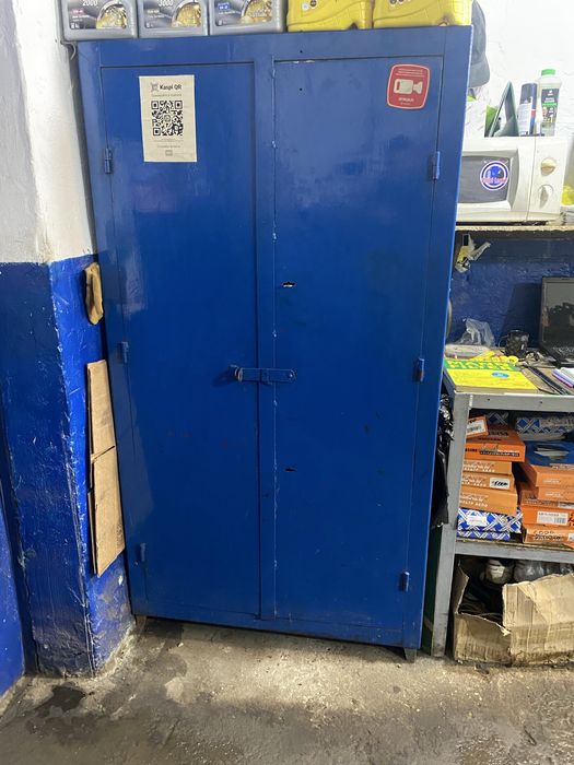 Сейф большой с полками внутри