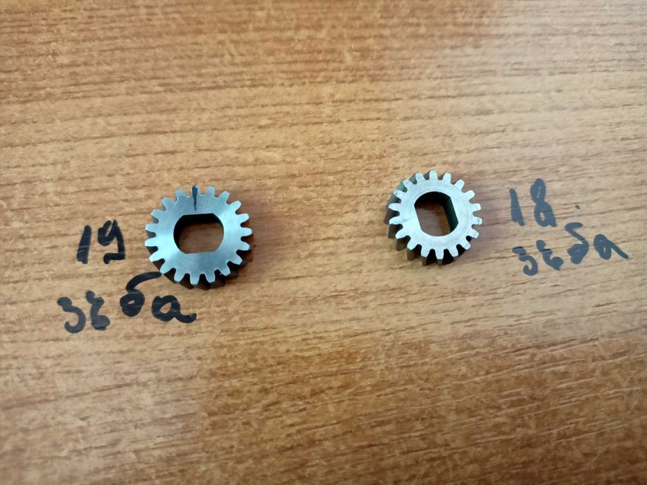 Зъбни колела метални, зъбчатки 18 и 19 зъба.