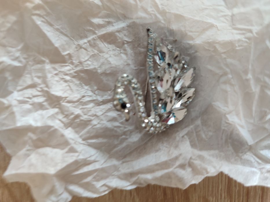 Брошь со стразами