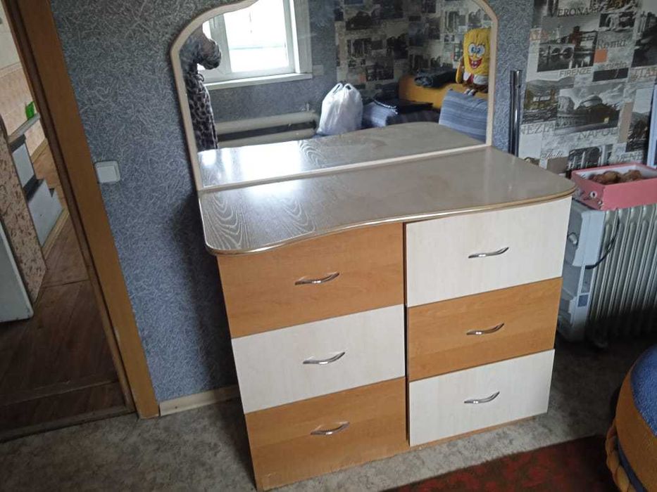 Трюмо . Продам . В отличном состоянии.