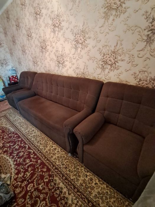 Продам диван с двумя креслами
