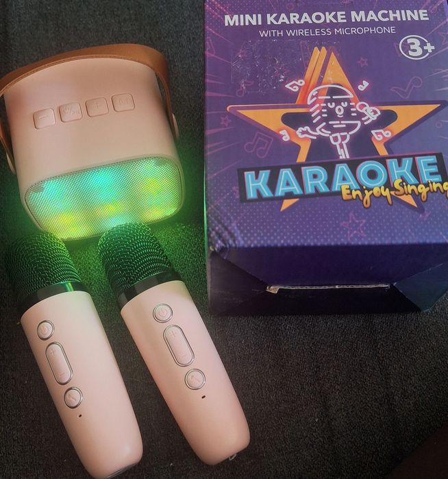 Караоке с два микрофона и високоговорител