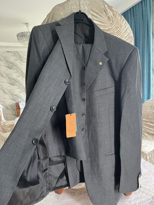 Продам костюмы совершенно новые