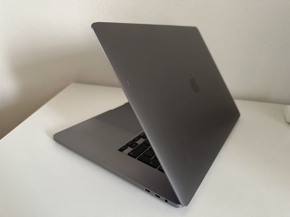 MacBook Pro 2019 Touch Bar (16 inch, Retina), 500 GB SSD, 16 GB RAM, AMD 4GB, ~23 cicluri