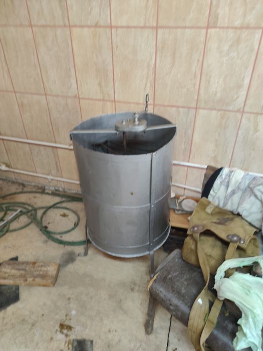 Vând 10 lăzi de albine,