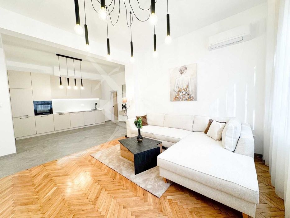 Продава се Тристаен апартамент в София, Център - 90 кв.м за 2805 €/кв.м - Снимка #1