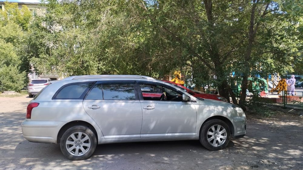 Продам  машину. Toyota Avensis универсал