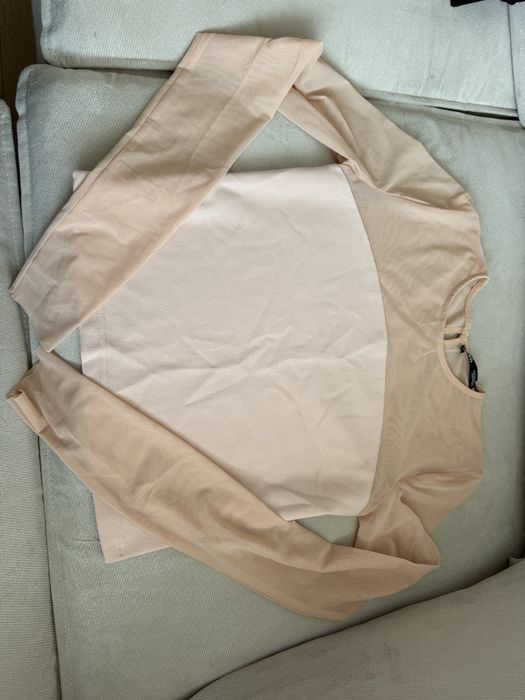 Бежов пуловер Guess и блузи и ризи Zara