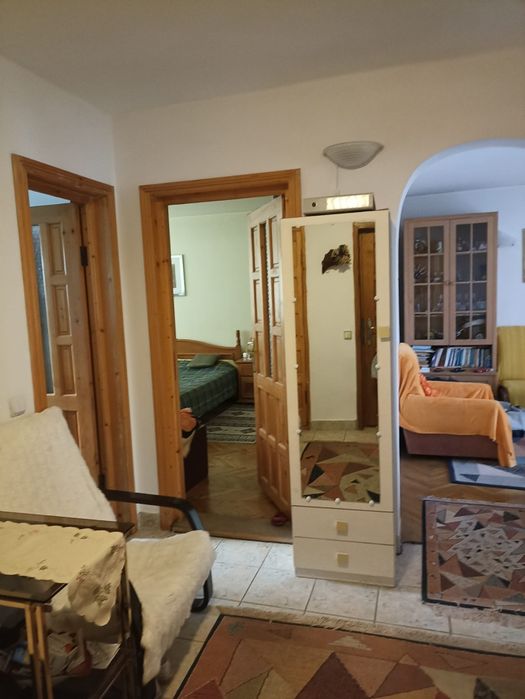 Vând apartament cu 3 camere zona scoala nr 2/BCR