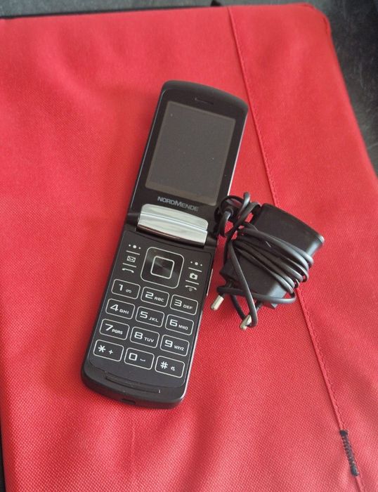 Telefon cu clapeta cu încărcător