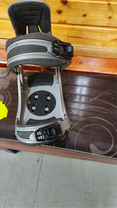 Se vinde placa snowboard 156