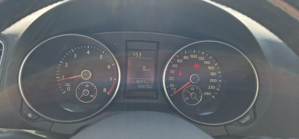 Vând Golf VI, 1.6 MPI, negociabil la fața locului