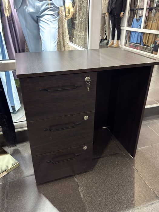 Birou / Comodă cu 3 sertare (cu cheie) – Tg. Jiu – Stare foarte bună