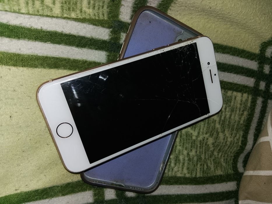 Продам iPhone 8.