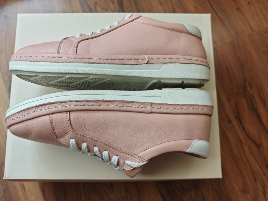 Черни сникърси, розови кецове, тъмносини балеринки естествена кожа