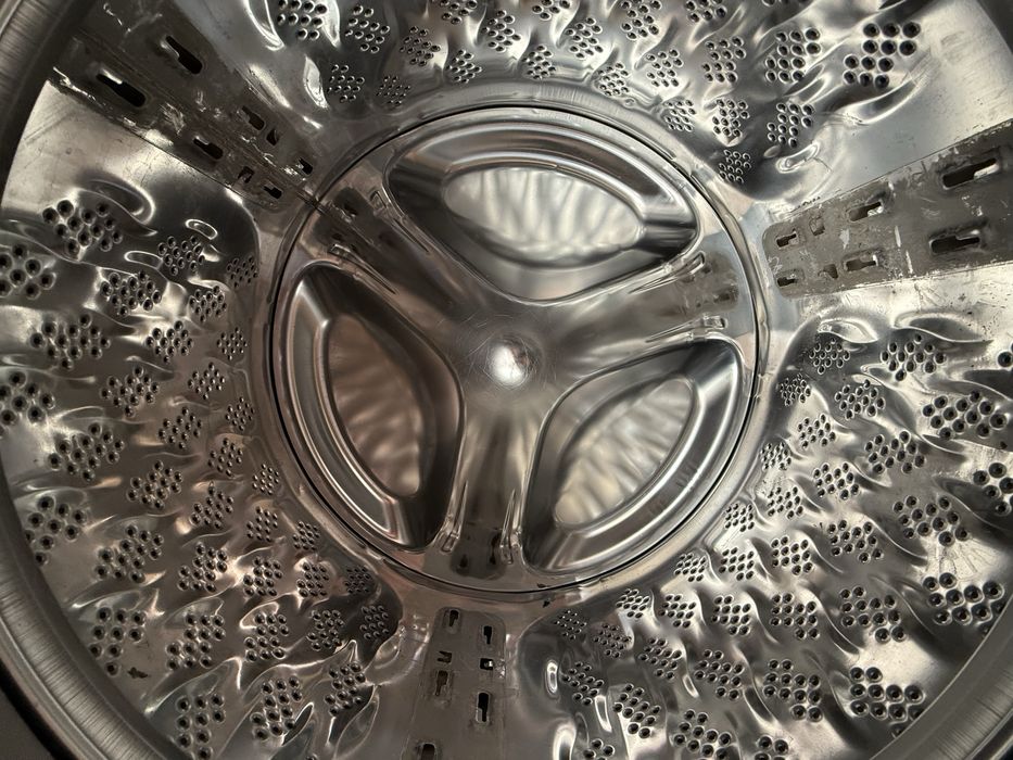 Работеща пералня Gorenje , на която липсват лопатките в барабана