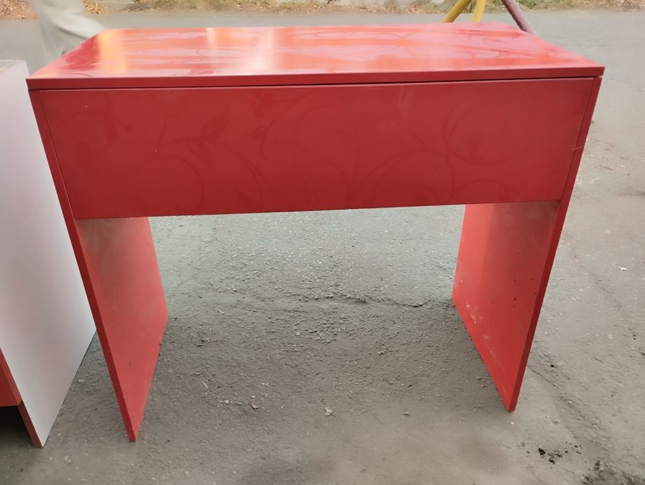 стол, зеркало для парикмахерских